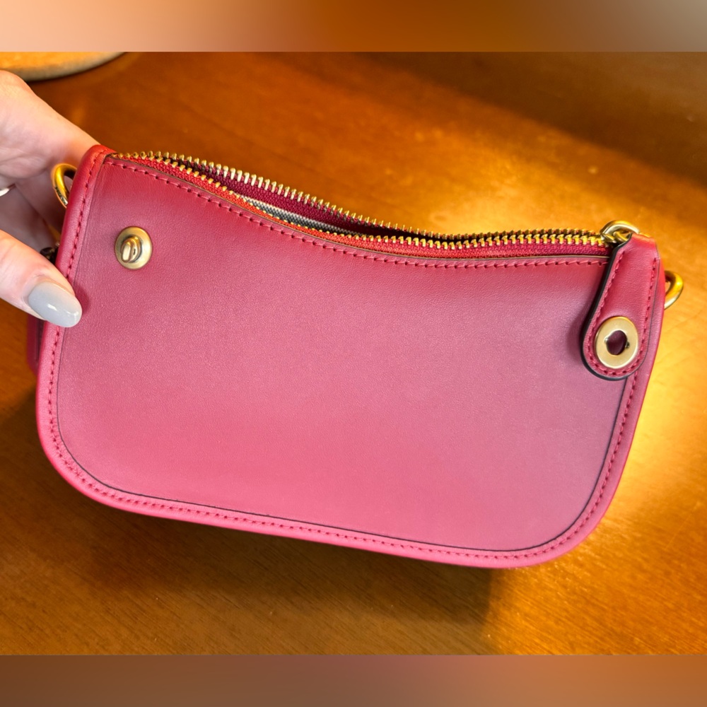 Coach Swinger 20 in Ruby